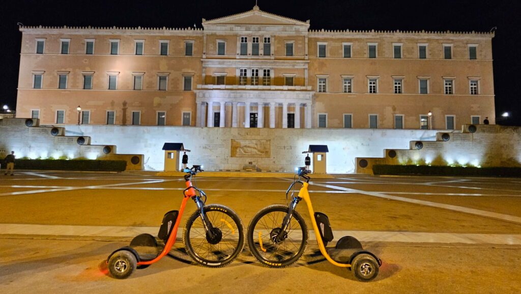Athens: Night E-Bike Tour with Local Guide & Snack